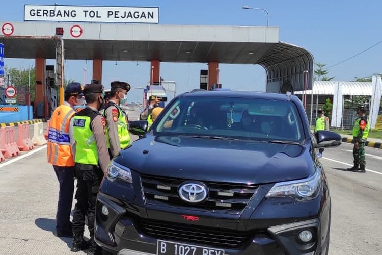 Petugas gabungan saat operasi penyekatan di Exit Tol Pejagan Brebes, Jawa Tengah, Selasa (11/5/2021) (Istimewa)