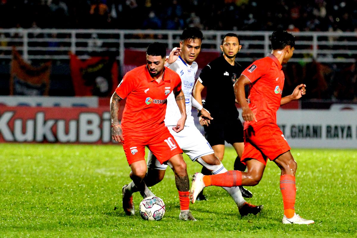Pemain Borneo FC Jonathan Bustos berhasil merebut bola dari Pemain Arema FC M Rafli saat pertandingan leg kedua Final Piala Presiden 2022 yang berakhir dengen skor 0-0 di Stadion Segiri Samarinda, Minggu (17/7/2022) malam.