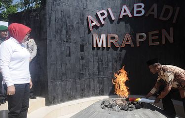 Juru kunci Api Abadi Mrapen, Ali Mudzakir (kanan) disaksikan Bupati Grobogan Sri Sumarni (kiri) mengambil api untuk ASEAN School Games (ASG) 2019 di Desa Manggarmas, Grobogan, Jawa Tengah, Rabu (17/7/2019). Api tersebut kemudian dibawa ke Semarang untuk prosesi pembukaan ASG) 2019 yang diikuti 10 negara di Asia Tenggara dengan mempertandingkan sembilan cabor yang berlangsung 17-25 Juli 2019.