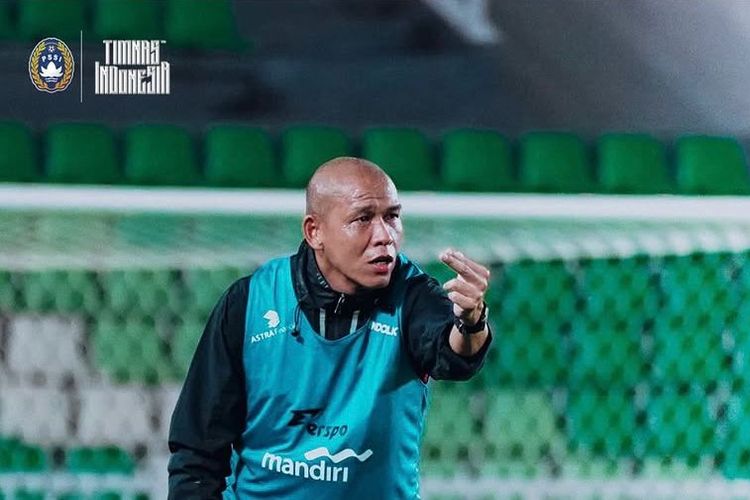 Pelatih timnas U17 Indonesia Nova Arianto saat memberi instruksi kepada pemain saat latihan.