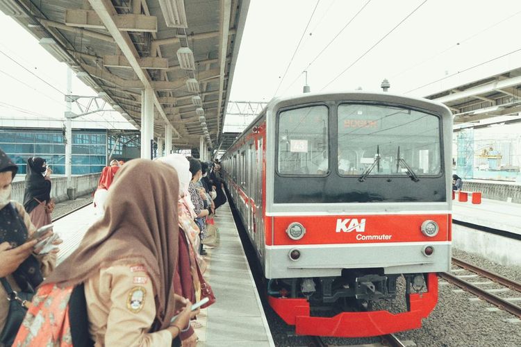 Wellness practioner membagikan cara agar tetap tenang dan mindful, serta tidak stres saat naik transportasi umum. Ada apa saja? Simak selengkapnya.