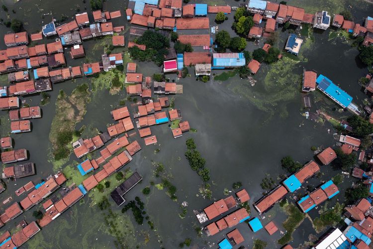 Pantauan dari langit memperlihatkan permukiman direndam banjir akibat luapan Sungai Yangtze di Jiujiang, Provinsi Jiangxi, China, pada Sabtu (18/7/2020).