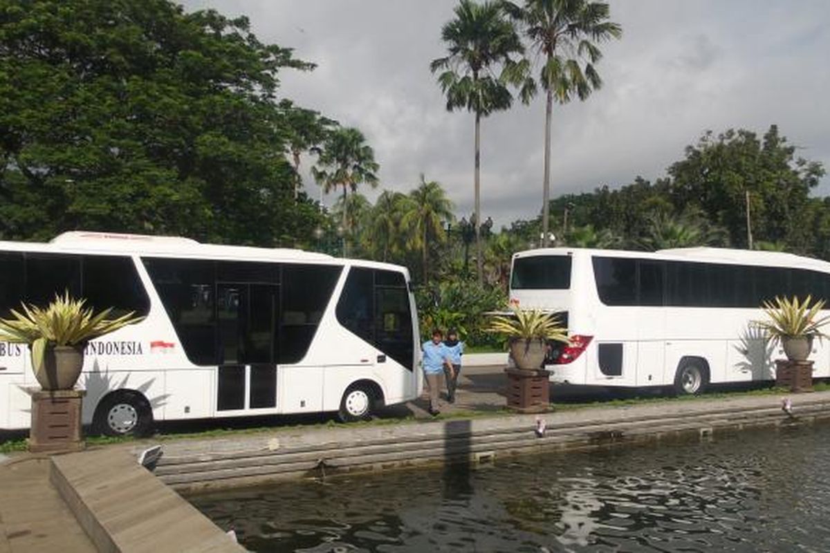 Bus listrik produksi PT Sarimas Ahmadi Pratama saat diperlihatkan di Balai Kota DKI Jakarta, Kamis (15/1/2015)