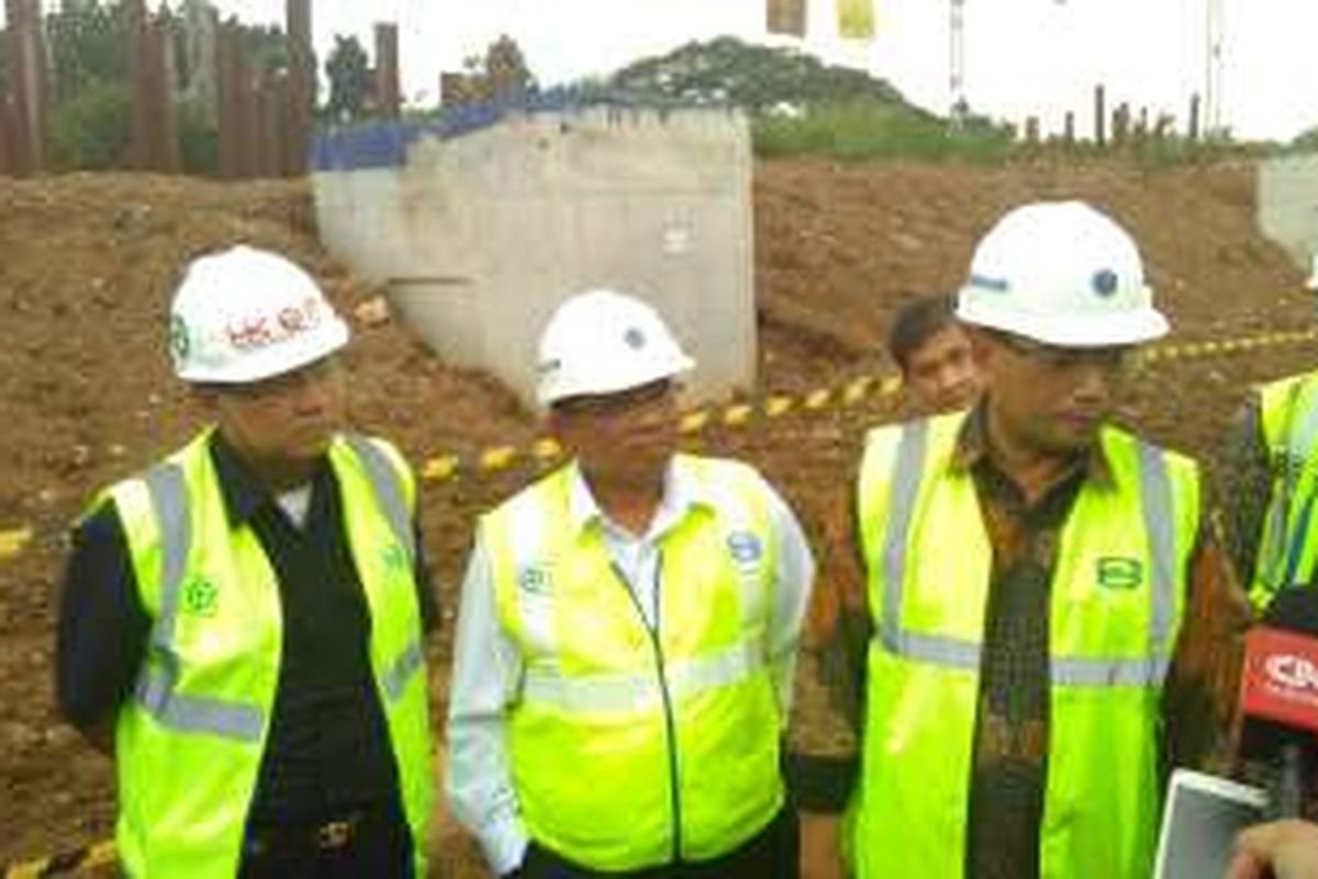 Menteri Perhubungan Budi Karya dan Plt Gubernur DKI Jakarta Sumarsono ketika meninjau proyek pembangunan double track Manggarai, Jumat (25/11/2016).