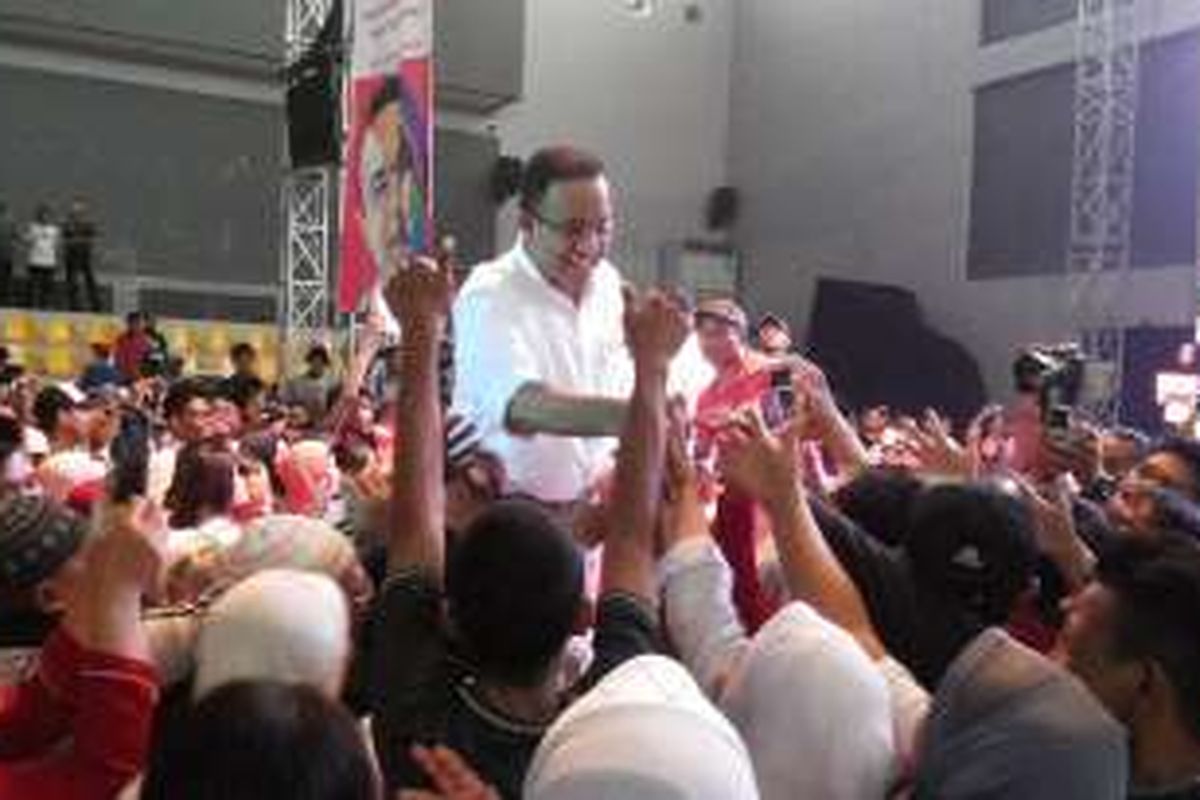 Calon gubernur DKI Jakarta nomor tiga, Anies Baswedan saat menyapa pendukungnya dalam kampanye di GOR Cempaka Putih, Jakarta Pusat, Rabu (30/11/2016). 