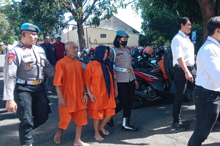 Anak dan bapak asal Cianjur, Jawa Barat, terlibat aksi pembunuhan sadis terhadap ibu dan anaknya dengan cara dimutilasi, dikuliti, dan dibakar.