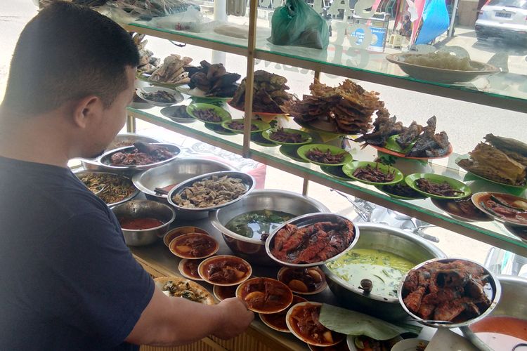 Pengunjung mengambil sendiri nasi dan lauk di Warung Mawardi, Jalan Samudera Baru, Kecamatan Banda Sakti, Kota Lhokseumawe, Aceh, Sabtu (13/4/2019).