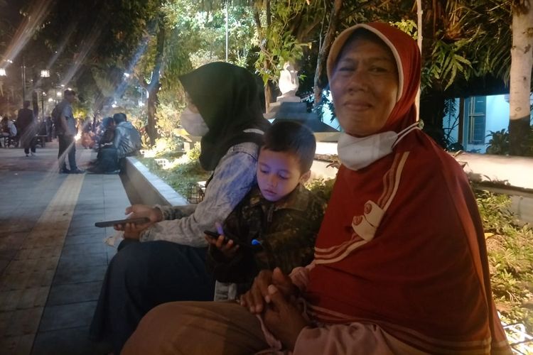 Undari (55), warga Jaten, Karanganyar terlihat menyambangi area Ngarsopuro untuk melihat resepsi Kaesang-Erina dari luar gerbang Pura Mangkunegaran, Solo, Minggu (11/12/2022) malam.