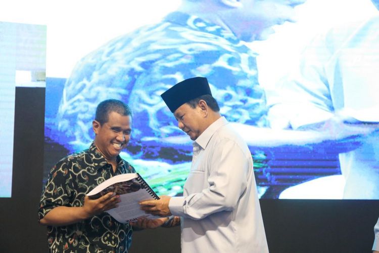 Calon presiden nomor urut 02 Prabowo Subianto memberikan buku berjudul Paradoks Indonesia versi braille untuk para penyandang disabilitas tunanetra. Buku tersebut diberikan secara simbolis kepada Furqon Hidayat dari Ikatan Tuna Netra Muslim Indonesia saat menghadiri acara peringatan Hari Disabilitas Internasional ke-26yang digelar oleh DPP Partai Gerindra di hotel Sahid, Jakarta, Rabu (5/12/2018).