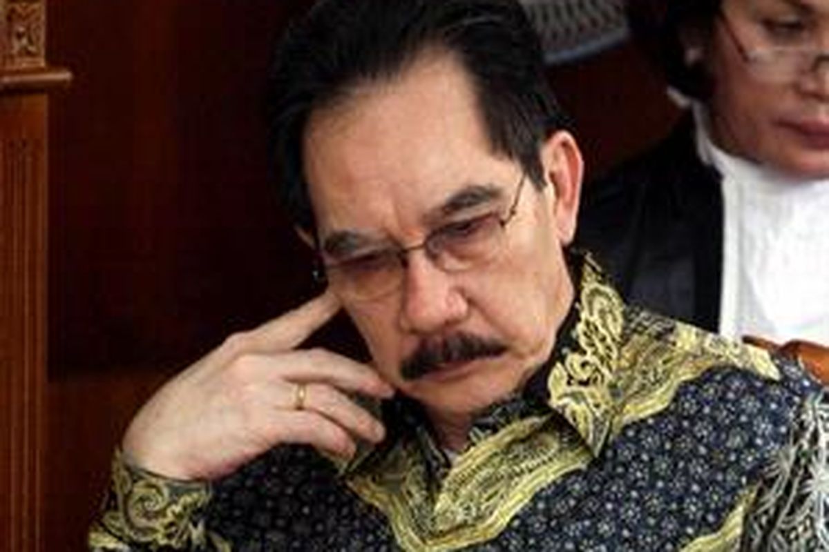 Mantan Ketua KPK, Antasari Azhar menjalani persidangan.