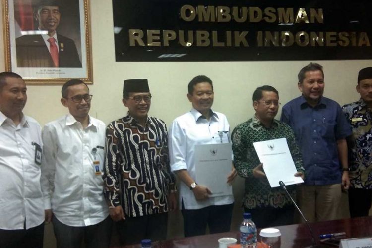 Ombudsman RI menyerahkan hasil temuan dan rekomendasi pelaksanaan Ujian Nasional dan PPDB 2018 (26/7/2018)