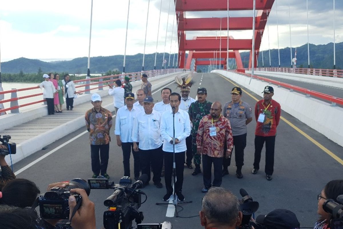 Presiden Joko Widodo beserta rombongan memberi keterangan pers di atas Jembatan Youtefa, Kota Jayapura, Papua, Senin (28/10/2019).