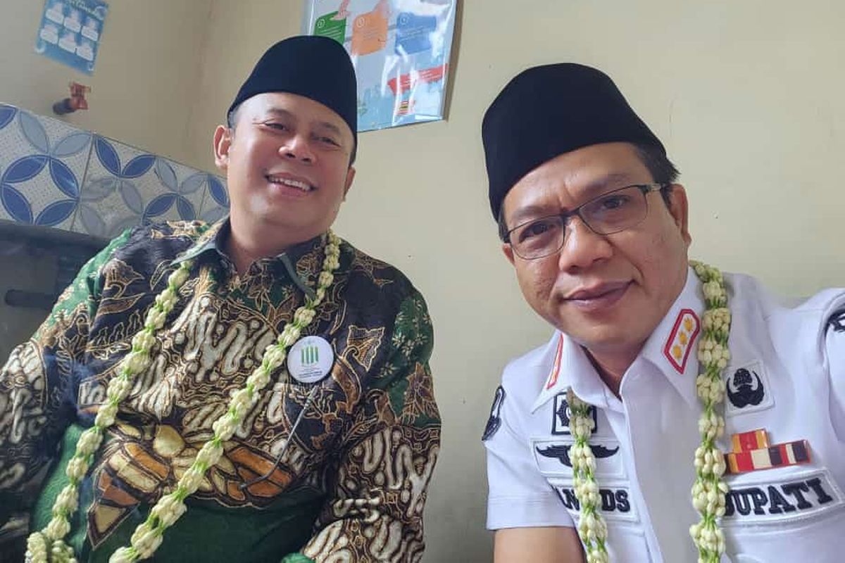 Ketua Fraksi Partai Kebangkitan Bangsa (PKB) Dewan Perwakilan Rakyat (DPR) Republik Indonesia (RI) Cucun Ahmad Samsurijal saat bersama Bupati Bandung Dadang Supriatna dalam kegiatan Hari Lahir (Harlah) ke-101 Nahdlatul Ulama (NU) dan peresmian Jalan Utama Pangalengan-Kertasari di Pangalengan, Kabupaten Bandung, Rabu (31/1/2024). 