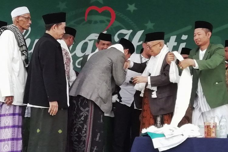 Calon Wakil Presiden Maruf Amin saat mengalungkan sorban secara simbolis kepada sejumlah ulama NU di Pondok Pesantren Yasina, Cigombong, Bogor, Jawa Barat, Senin (24/12/2018).