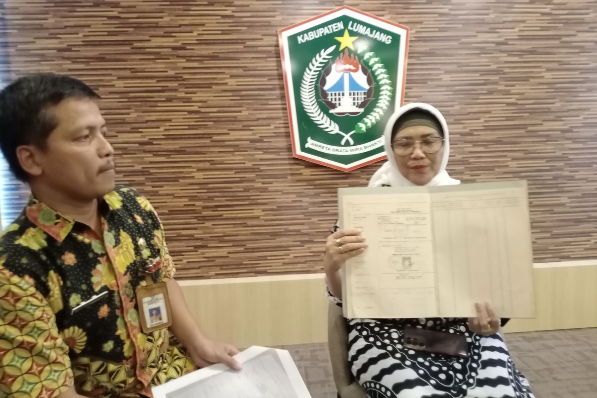 Penjabat (Pj) Bupati Lumajang Indah Wahyuni menunjukkan sertifikat tanah di Desa Wonokerto Lumajang, Selasa (21/5/2024)