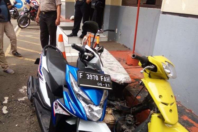 Motor Honda Beat dengan pelat nomor F 3970 FAH yang ditinggalkan perampok yang beraksi di Jalan Pekapuran, Sukatani, Cimanggis, Depok pada Selasa (10/10/2017). 