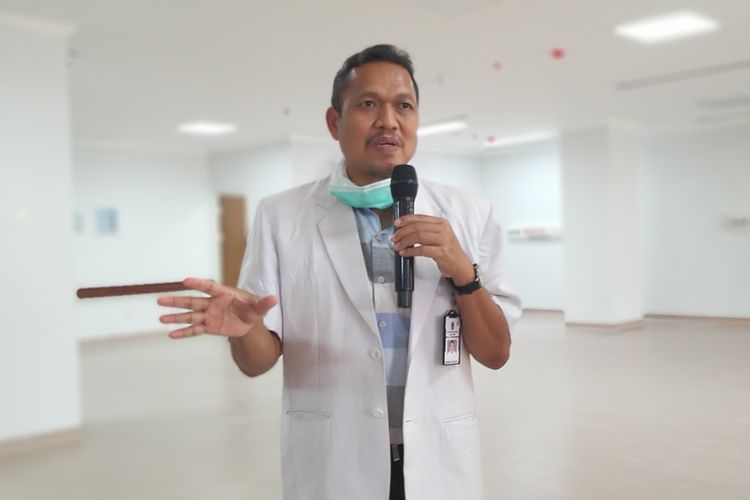 BERCERITA—Dokter spesialis paru-paru RSUD Soedono Madiun, dr. Bambang Sabarno menceritakan suka dukanya merawat pasien kasus corona dalam satu bulan terakhir.