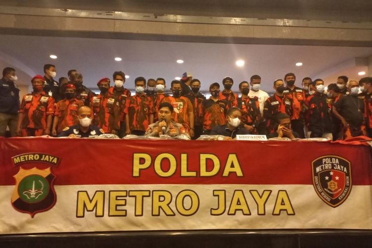 Kabid Humas Polda Metro Jaya Kombes Endra Zulpan bersama Dirreskrimum Polda Metro Jaya Kombes Tubagus Ade Hidayat di Polda Metro Jaya, Kamis (25/11/2021).