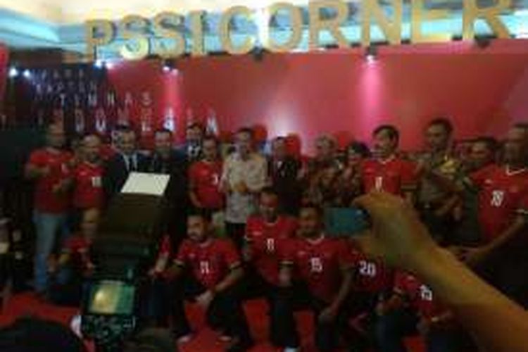 Menpora Imam Nahrawi, Ketua Umum PSSI Edy Rahmayadi, dan sejumlah mantan kapten timnas Indonesia hadir di PSSI Corner, Hotel Aryaduta, Bandung, Minggu (8/1/2017). 