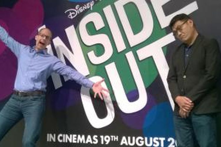 Sutradara film animasi Inside Out, Pete Docter (kiri) dan asisten sutradara Ronnie del Carmen (kanan) berpose usai jumpa pers kunjungan mereka ke Indonesia di Ballroom Djakarta Theater XXI, Thamrin, Jakarta Pusat, Rabu (5/8/2015).