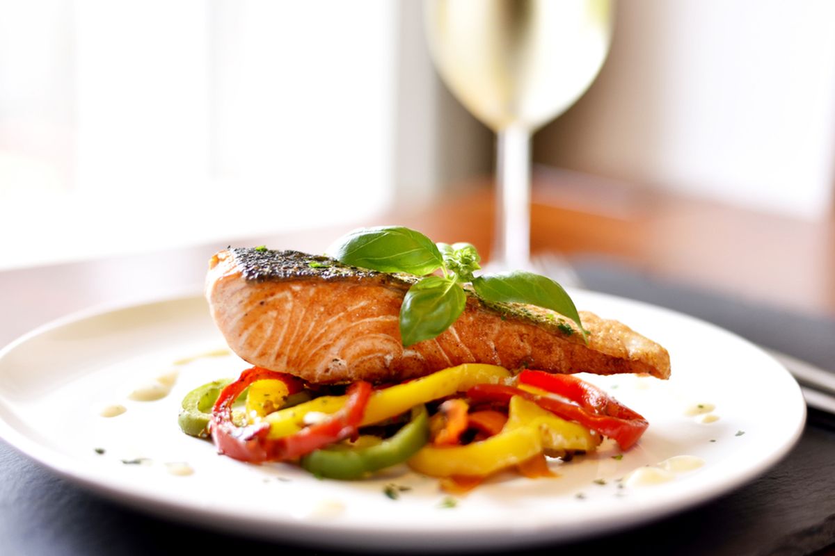 ilustrasi makanan di restoran hotel, salmon filet.