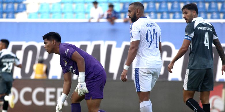 Aksi Cahya Supriadi dalam laga Arema FC vs PSIM Yogyakarta pada pekan ke-34 Super League 2025-2026, Jumat (22/5/2026) sore WIB.