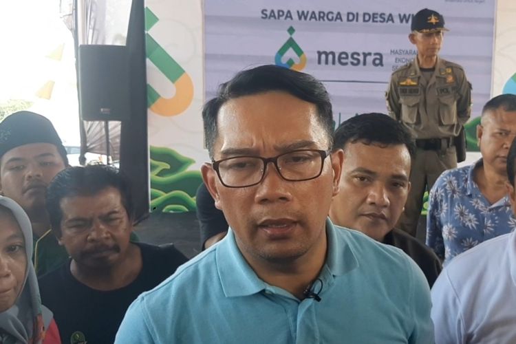 Gubernur Jawa Barat Ridwan Kamil diwawancarai di Kampung Buricak Burinong, Waduk Jatigede, Sumedang, Jawa Barat, Sabtu (15/2/2020). AAM AMINULLAH/KOMPAS.com