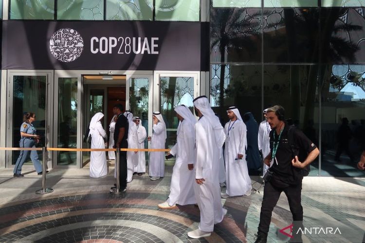 Sejumlah delegasi menghadiri Konferensi Tingkat Tinggi Perubahan Iklim PBB 2023 atau COP28 yang diselenggarakan di Expo City Dubai, Uni Emirat, Kamis (30/11/2023).