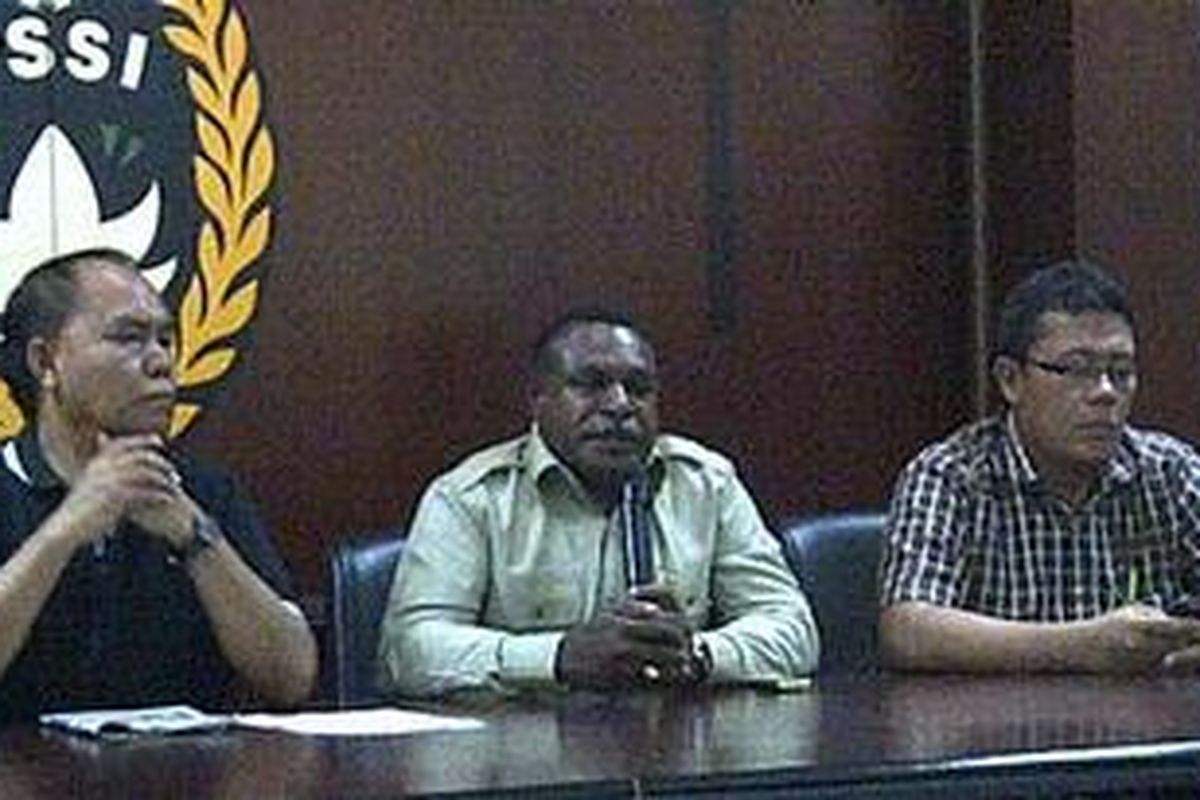 Manajer tim nasional Indonesia, Mesak Manibor (tengah).