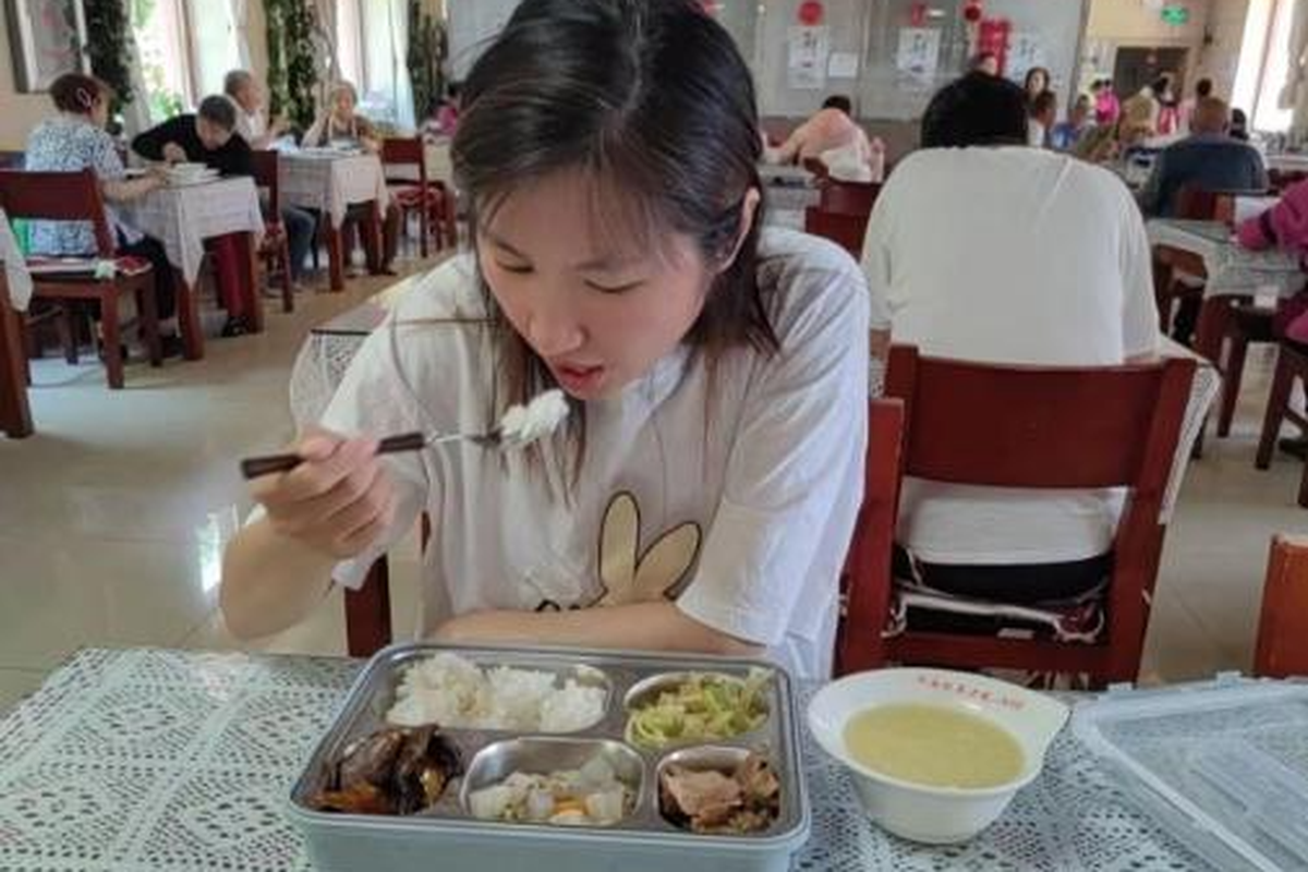 Seorang perempuan berusia 38 tahun di China, bernama Yang, memutuskan tinggal di panti jompo setelah jatuh sakit karena terlalu banyak bekerja dan mencari cara untuk memperlambat laju kehidupannya.
