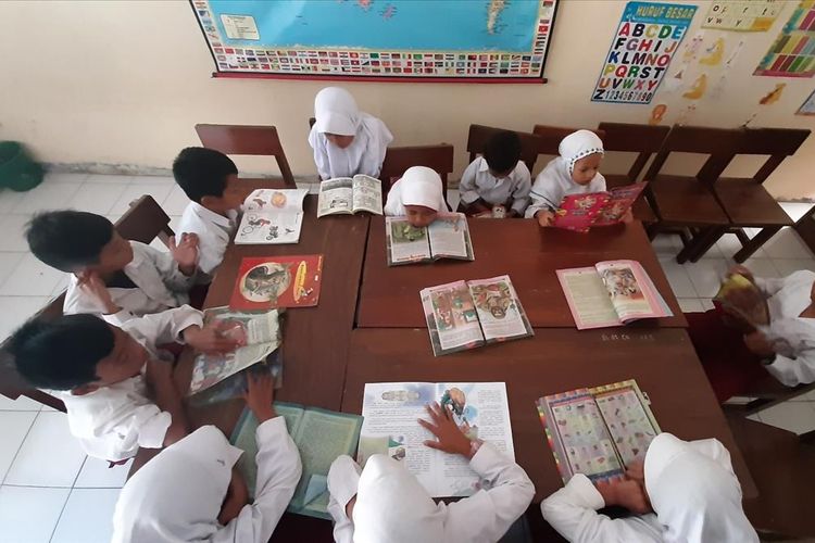 Para Siswa di SD N Wonolagi, Desa Ngleri, Kecamatan Playen, Gunungkidul, Sedang Belajar Selasa (16/7/2019)