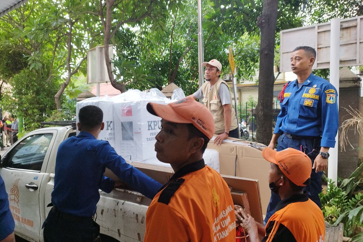 Persiapan distribusi logistik Pemilu di kantor Kecamatan Johar Baru, Jakarta Pusat, Selasa (13/2/2024).