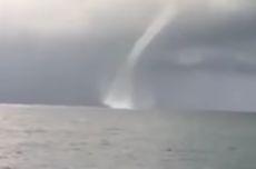 Fenomena Waterspout di Selat Bali, Jarak Pandang Nol Meter hingga Penyeberangan Ditutup