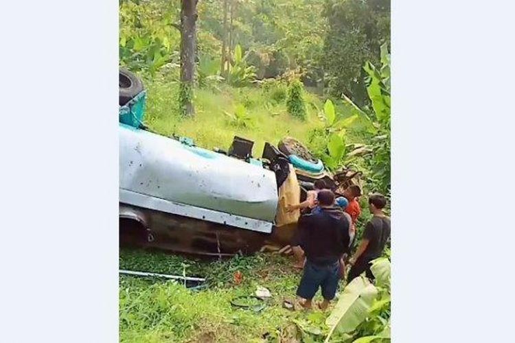 Warga membantu mengevakuasi kendaraan yang mengalami kecelakaan di kawasan Sembahe, Kabupaten Deliserdang, Senin (18/7/2022). Dalam kurun waktu satu hari ini, terjadi tiga kali kecelakaan di lokasi tersebut. 