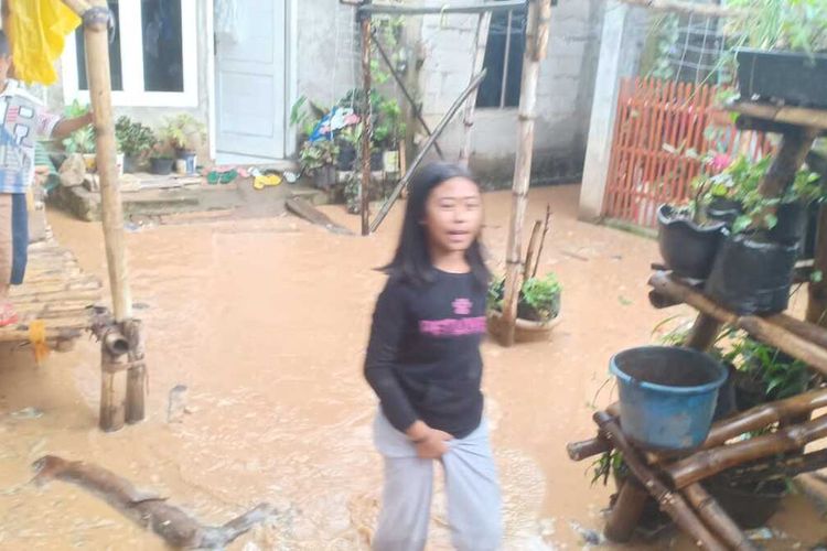 Jalan Raya Barat Cicalengka, Kabupaten Bandung, Jawa Barat sempat lumpuh lantaran banjir luapan sungai Citarik yang melanda wilayah tersebut sejak pukul 15.00 WIB