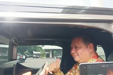 Airlangga Acungkan Jempol Saat Ditanya Peluang Kembali Jadi Ketua Umum Golkar