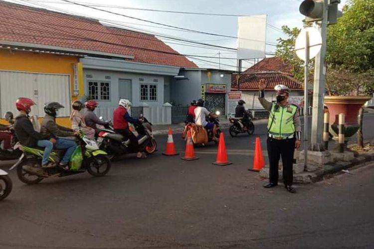 Para pengendara diminta berputar balik di sejumlah titik penyekatan menuju jalan protokol (pusat kota) di Bandar Lampung pada hari pertama penerapan PPKM darurat, Senin (12/7/2021).