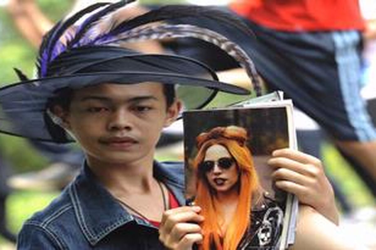 Penggemar Lady Gaga yang dikenal dengan Little Monster berkumpul di kawasan Monas, Jakarta, Minggu (20/5/2012). Mereka berharap konser Lady Gaga tetap bisa dilangsungkan di Indonesia.  