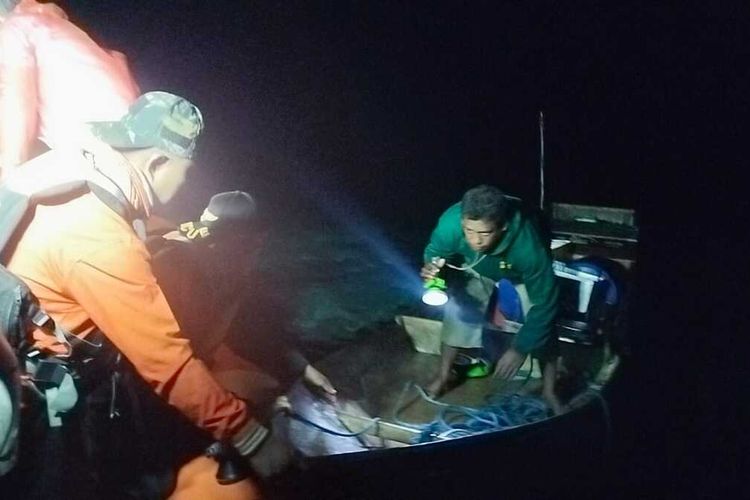 Sekitar lima orang nelayan asal Wanci, Kabupaten Wakatobi, Sulawesi Tenggara berhasil dievakuasi oleh tim SAR setelah enam jam terombang ambing di perairan pulau Kaledupa, Kabupaten Wakatobi, Kamis (15 /6/2023).