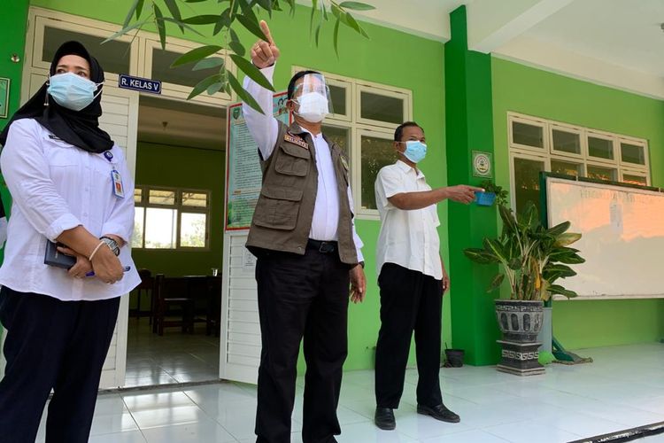 ISOTER—Walikota Madiun, Maidi mengecek gedung SDN 2 Tawangrejo, Kecamatan Kartoharjo, Kota Madiun, Jawa Timur yang akan dijadikan sebagai tempat isolasi terpadu. Isoter itu dimanfaatkan untuk merawat warga dulunya isoman dengan kondisi tanpa gejala.