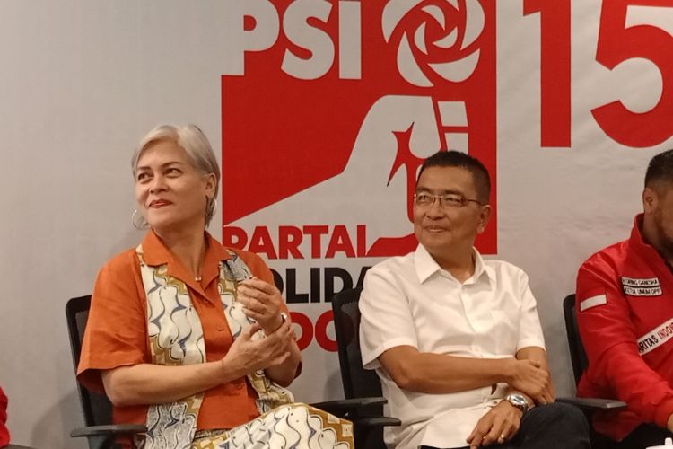 Aktivis perempuan Irma Hutabarat (kiri) dan presenter senior Helmy Yahya (kanan) resmi bergabung ke Partai Solidaritas Indonesia (PSI), Jakarta, Senin (22/5/2013).