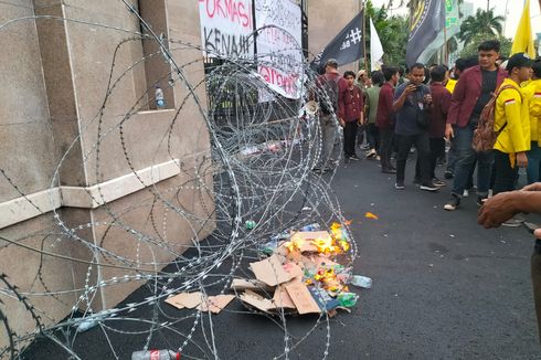 Tak Kunjung Ditemui Puan Maharani, Mahasiswa Bakar Sampah dan Ancam Robohkan Gerbang Gedung DPR