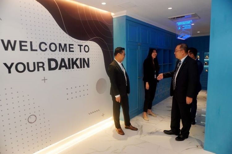 DAIKIN Proshop Showroom Sthira Nusantara memiliki interior yang ditata layaknya hunian modern untuk menginspirasi pengunjung terkait tata ruang dan pengaplikasian AC Home Central DAIKIN. 