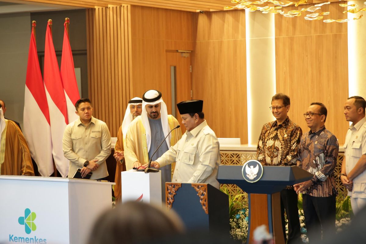 Presiden RI Prabowo Subianto bersama perwakilan resmi Pemerintah UEA, Sheikh Theyab bin Mohamed bin Zayed Al Nahyan selaku Wakil Ketua Kantor Kepresidenan UEA Bidang Pembangunan dan Syuhada meresmikan Rumah Sakit Kardiologi Emirates?Indonesia (KEI) di Solo, Jawa Tengah (Jateng), pada Rabu (19/11/2025).