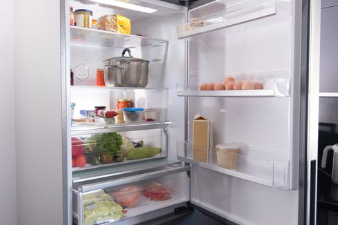 5 Cara Menghilangkan Bau di Dalam Kulkas Akibat Makanan yang Menumpuk