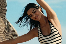 Bergaya di Vogue, Kendall Jenner Pakai Swimsuit Bergaris 