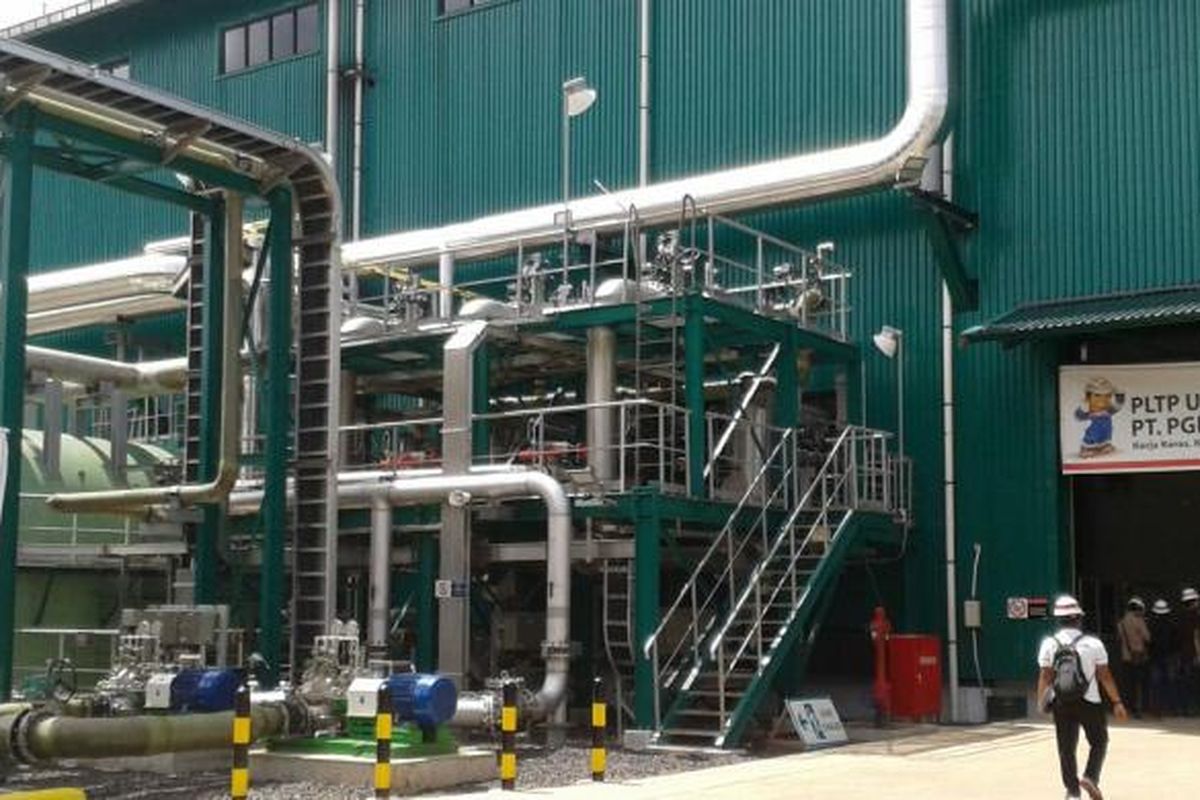 Pengolahan produksi listrik milik PT Pertamina Geothermal Energy di PLTP Lahendong unit 5 dan 6 di Tompaso, Kabupaten Minahasa, Sulawesi Utara.