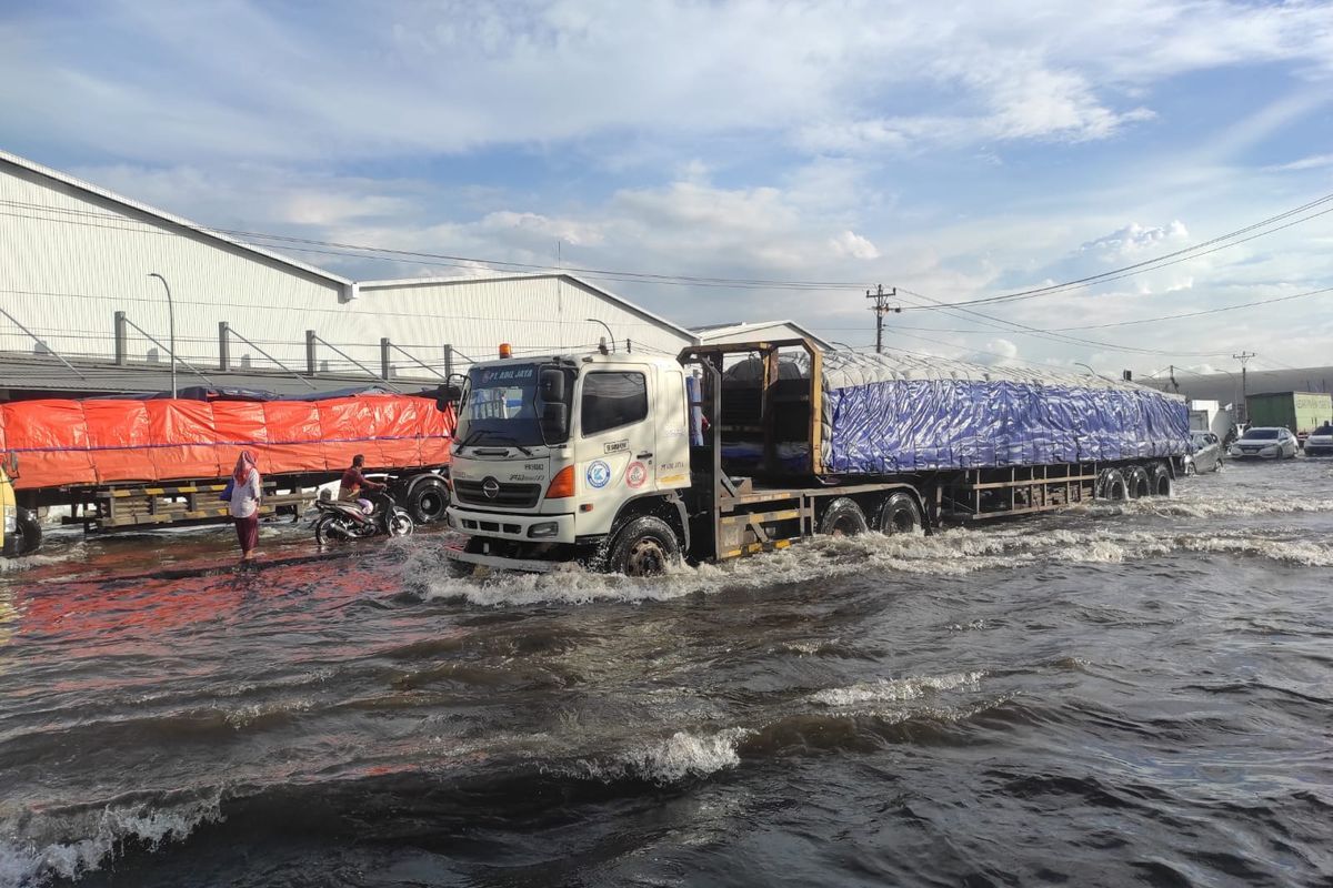 Kendaraan truk tronton menerjang Pantura Sayung, Kecamatan Sayung, Kabupaten Demak, Jawa Tengah, Jumat (23/5/20225).