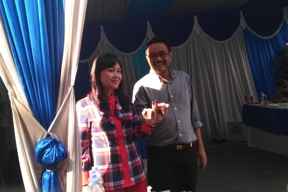 Calon wakil gubernur DKI Jakarta Djarot Saiful Hidayat dan istrinya Happy Farida usai mencoblos di TPS 08, Kuningan Timur, Rabu (19/4/2017). 