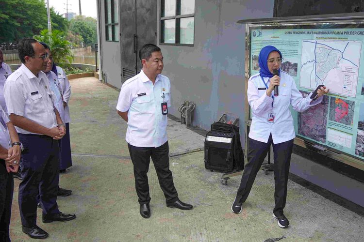 Penjabat (Pj.) Gubernur DKI Jakarta Teguh Setyabudi sedang mendengarkan pemaparan tentang Rumah Pompa Green Garden, di Kedoya Utara, Jakarta Barat, pada Rabu (6/11/2024).
 